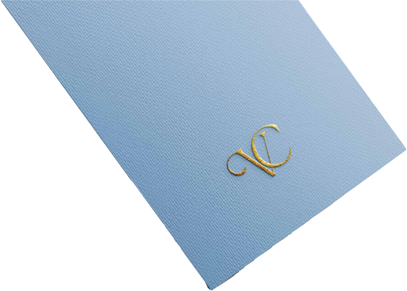 Cartão azul com o monograma VC dourado em relevo